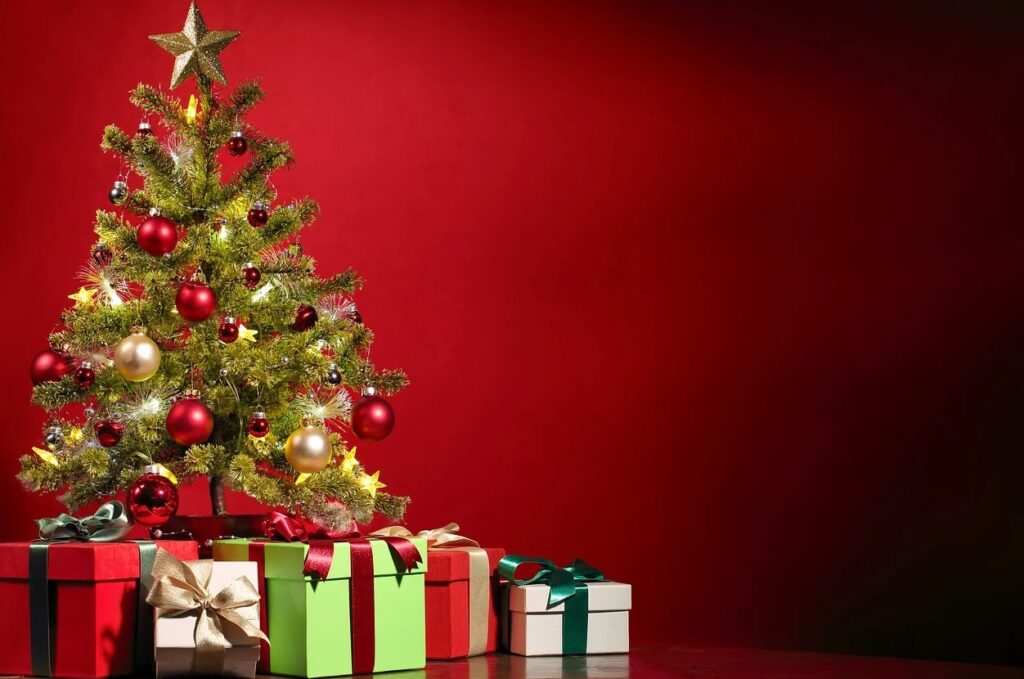 Opstillet juletræ med gaver