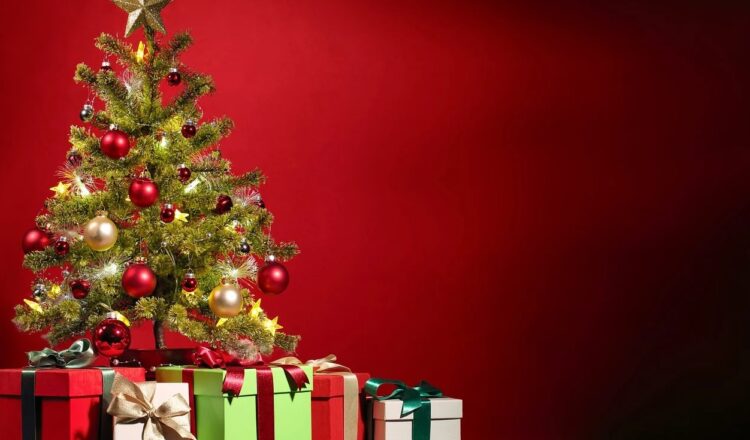 Opstillet juletræ med gaver