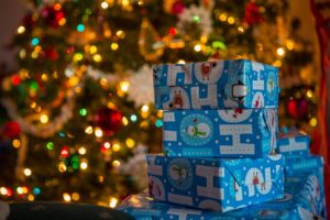 Blå pakker ved juletræ